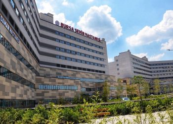 Konuttaki oksijen tüpü patladı: Amca ile yeğeni yaralandı