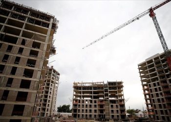 Küçükçekmece’de kentsel dönüşüm için boşaltılan 5 binanın yıkımına başlandı