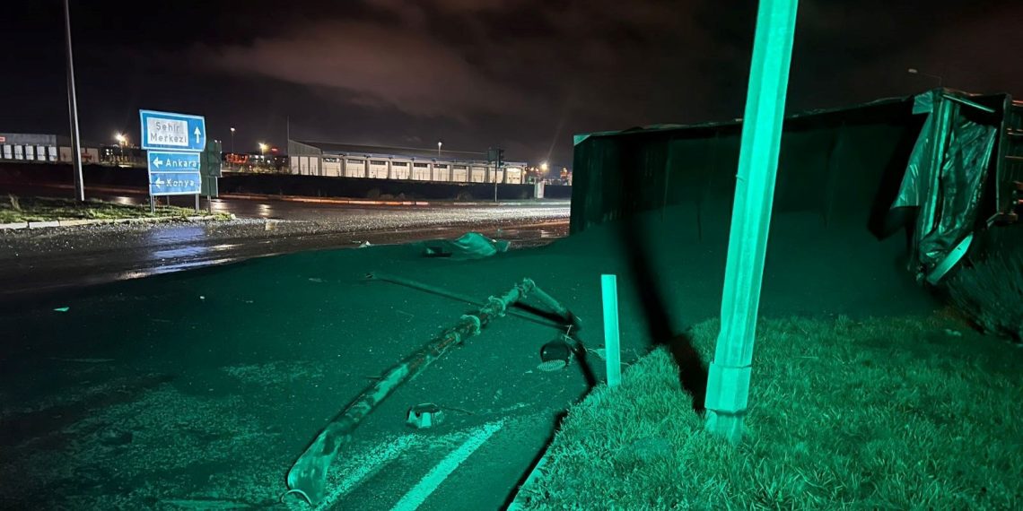 Kum yüklü TIR’ın devrildiği kazada faciadan dönüldü