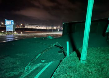 Kum yüklü TIR’ın devrildiği kazada faciadan dönüldü