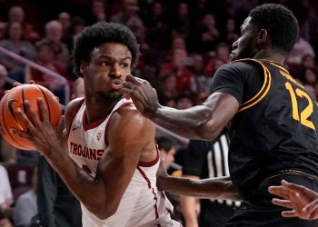 LeBron James’in kalp krizi geçiren oğlu birinci maçına çıktı