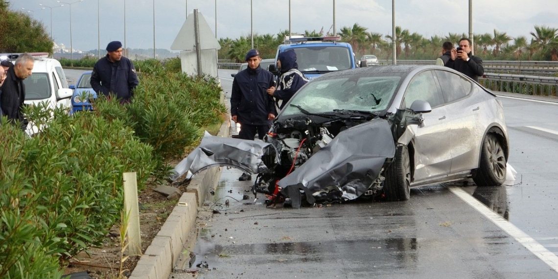 Manavgat-Alanya Karayolunda feci kaza ucuz atlatıldı: 3 yaralı