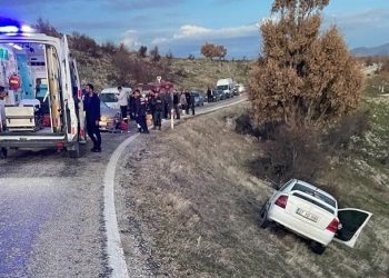 Manisa’da iki arabanın karıştığı kazada 1’i çocuk 8 kişi yaralandı