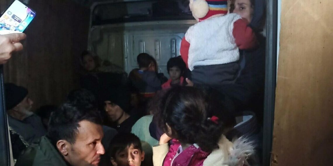 Manisa’da panelvan minibüste 33 kaçak göçmen yakalandı