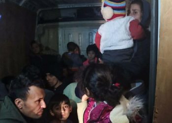 Manisa’da panelvan minibüste 33 kaçak göçmen yakalandı