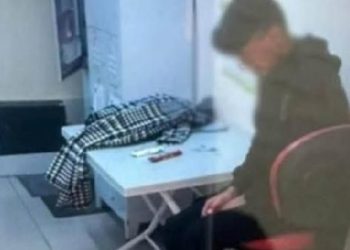 Markette çikolatayı cebine koyan çocuğu depoya hapseden iki kişi özgür