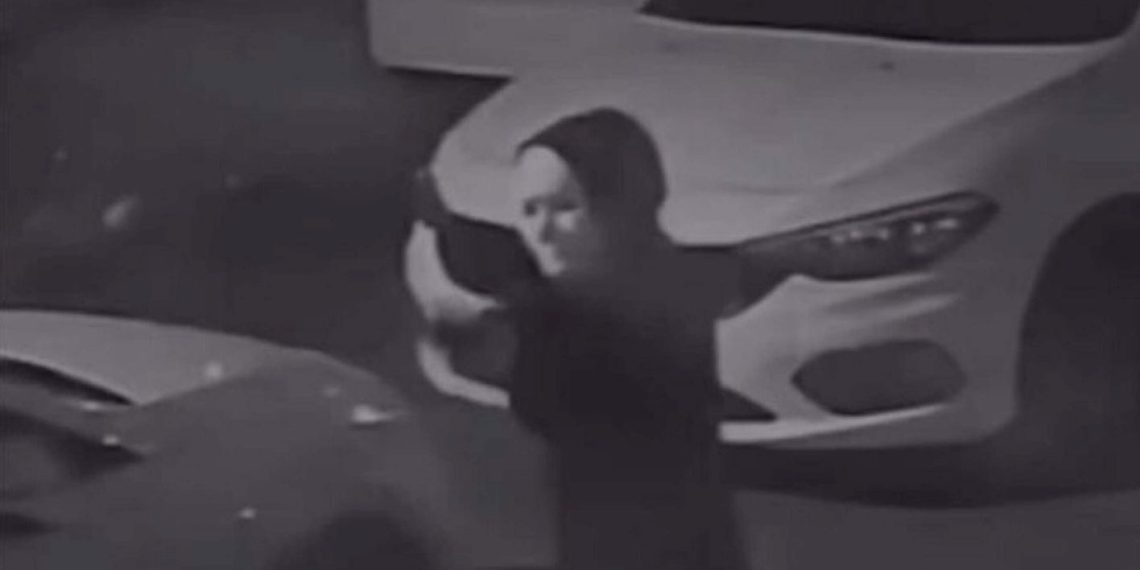 Maskeli bayan, iş yerine pompalı tüfekle ateş açtı