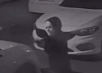 Maskeli bayan, iş yerine pompalı tüfekle ateş açtı