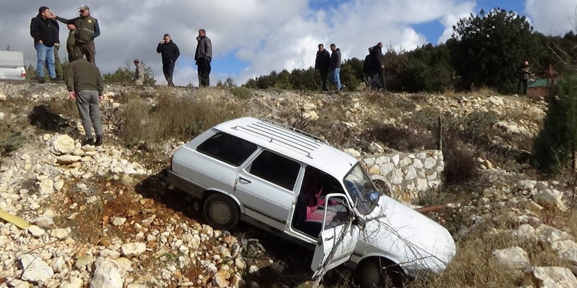 Mersin’de yoldan çıkan arabadaki 2 kişi yaralandı