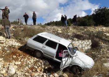 Mersin’de yoldan çıkan arabadaki 2 kişi yaralandı