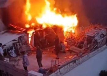 Meskenin çatısı yandı: Mahalle duman altında kaldı