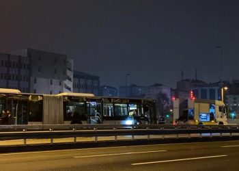 Metrobüs reklam panosuna çarptı: 1 yaralı