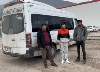 Minibüste kaçak göçmenler: Şoför ve 2 arkadaşı tutuklandı