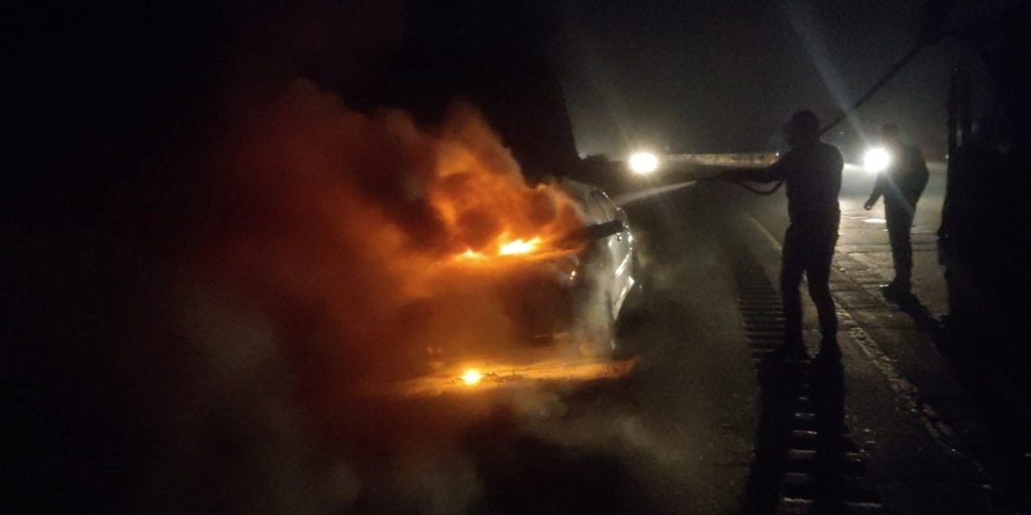 Motor kısmı yanmaya başlayan araç alev topuna döndü