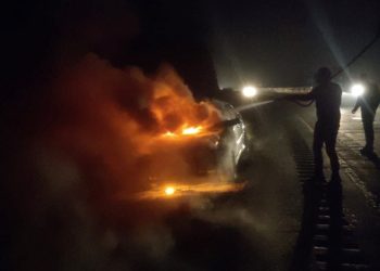 Motor kısmı yanmaya başlayan araç alev topuna döndü