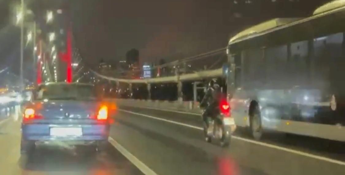 Motosikletlilere köprüde metrobüs perdesi