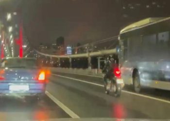 Motosikletlilere köprüde metrobüs perdesi