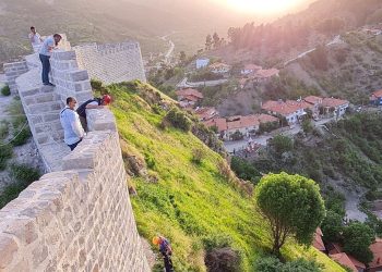 Oğlunu surlardan iterek vefatına sebep olan anneye müebbet mahpus