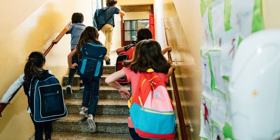 Öğrencisini merdivenden iten okul müdürüne para cezası