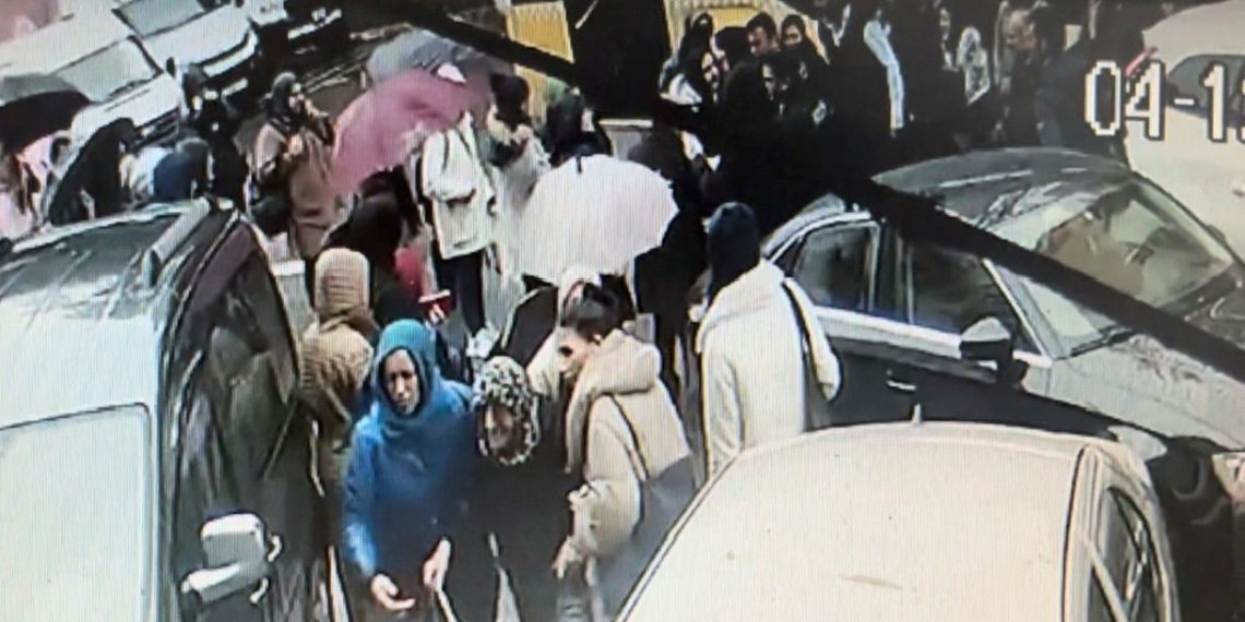 Otobüste yer verme arbedesi | Biber gazı sıktı yolcular kötüleşti