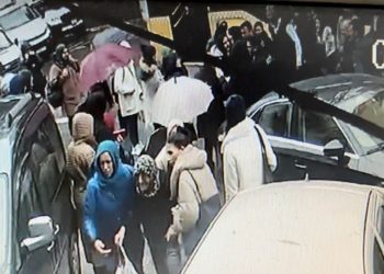 Otobüste yer verme arbedesi | Biber gazı sıktı yolcular kötüleşti