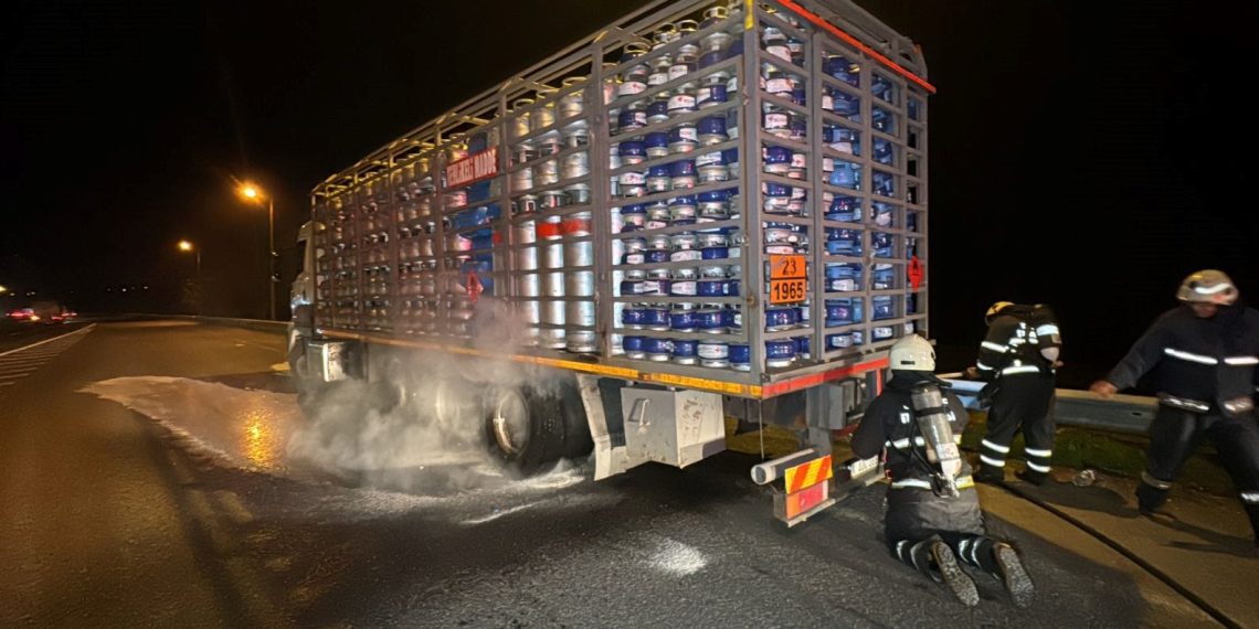 Otoyolda tüp yüklü kamyondaki yangını polis söndürdü