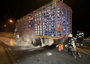 Otoyolda tüp yüklü kamyondaki yangını polis söndürdü