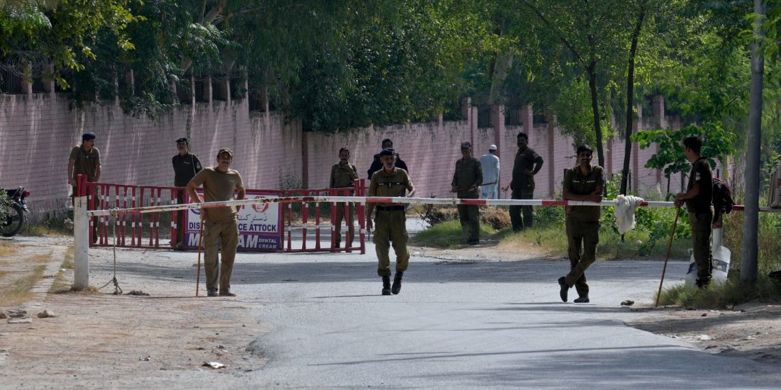 Pakistan’da çatışma çıktı: 25’i asker 52 meyyit