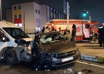 Pendik’te servis minibüsü arabaya çarptı: 5 yaralı