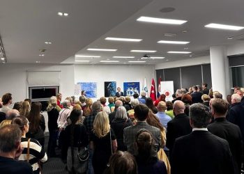 Ressam Reşit İsmet’in Mavilik İçinde Dünya isimli standı açıldı