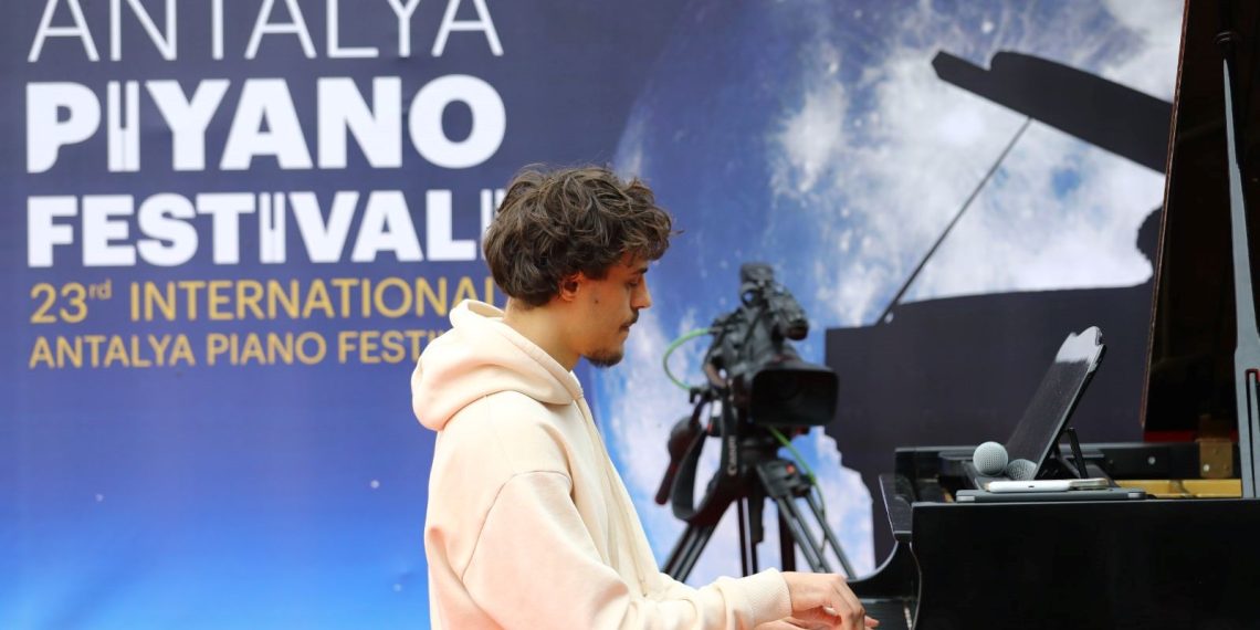 Saat Kulesi ve Cam Piramit’te piyano şöleni