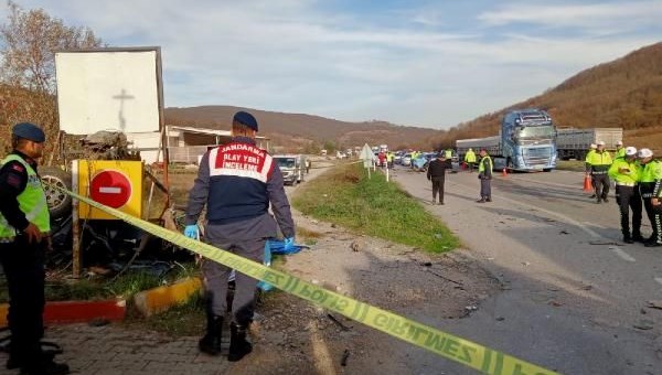 Samsun’da araba, yolcu otobüsüyle çarpıştı: 2 meyyit, 3 yaralı