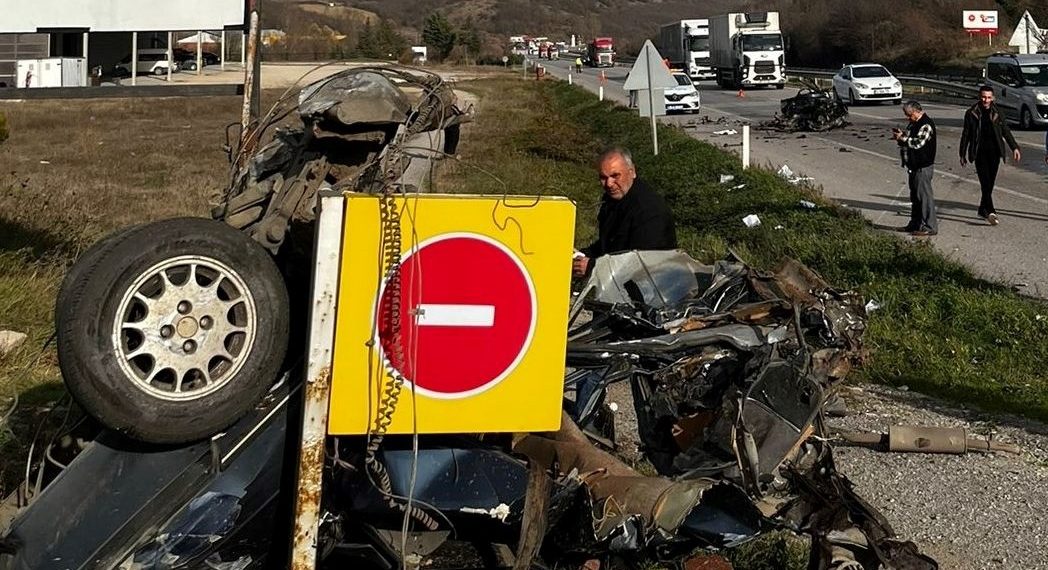 Samsun’da feci kaza | Araba kesimlere ayrıldı: 2 meyyit, 3 yaralı