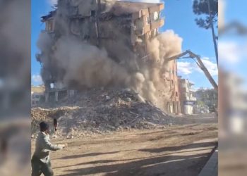 Şanlıurfa’da ağır hasarlı 10 katlı iş merkezi yıkıldı