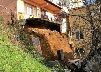 Sarıyer’de istinat duvarı çöktü