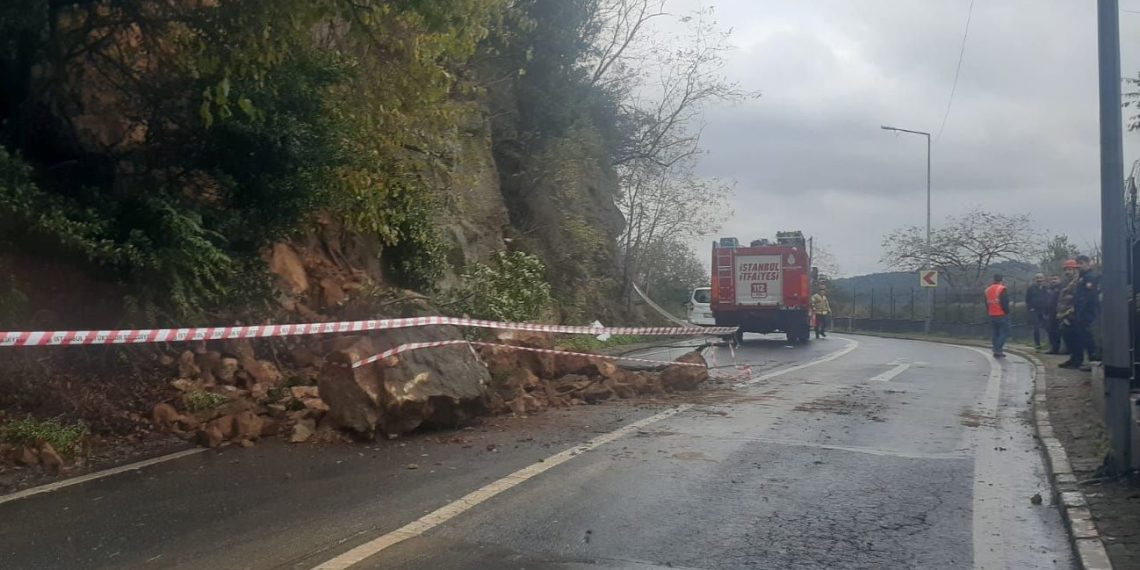 Sarıyer’de yola kaya modülü düştü: Takımlar sevk edildi