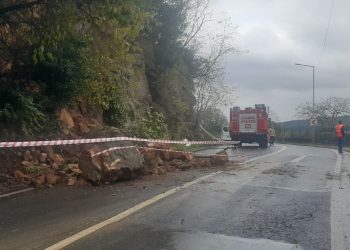 Sarıyer’de yola kaya modülü düştü: Takımlar sevk edildi