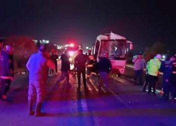 Servis minibüsü, TIR’a geriden çarptı: 12 kişi yaralandı