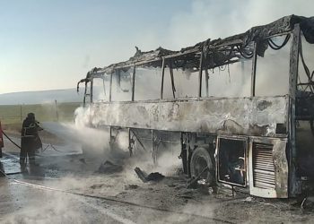 Seyir halinde alev alan otobüs küle döndü