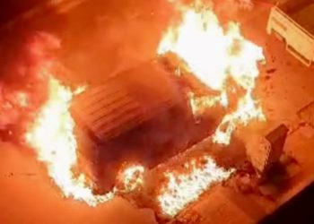 Seyir halindeki minibüs alev topuna döndü