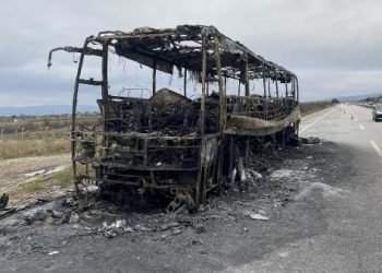 Seyir halindeki yolcu otobüsü yandı