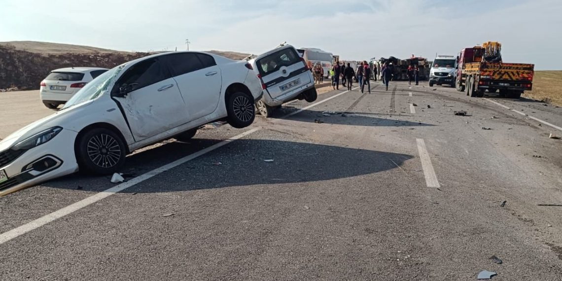 Siirt’te zincirleme kaza: 1 meyyit, 1’i ağır 2 yaralı