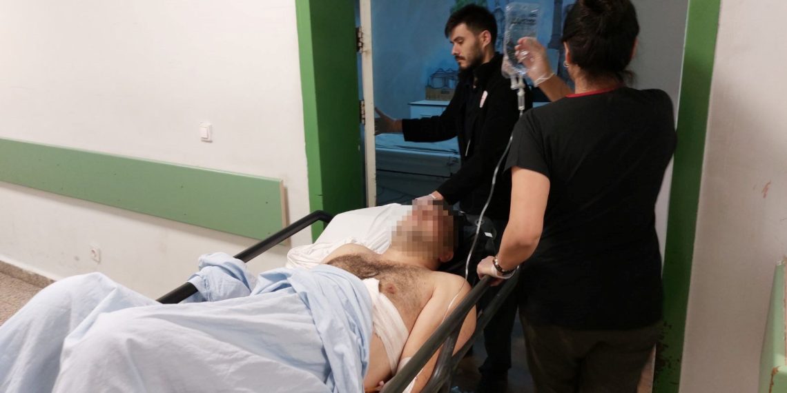 Sırtına saplanan bıçağı çıkarıp ambulansı aradı: 4 yerinden bıçaklandı