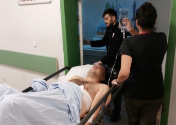 Sırtına saplanan bıçağı çıkarıp ambulansı aradı: 4 yerinden bıçaklandı