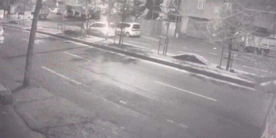 Sultangazi’de arabaya silahlı hücum: 3 yaralı