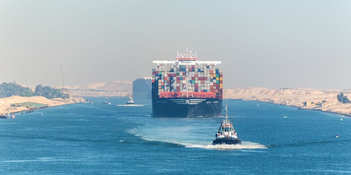 Süveyş Kanalı’nda konteyner gemisi köprüye çarptı