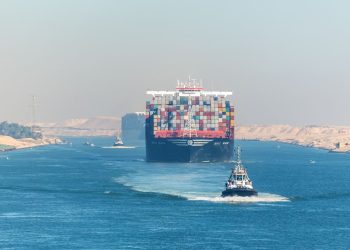 Süveyş Kanalı’nda konteyner gemisi köprüye çarptı