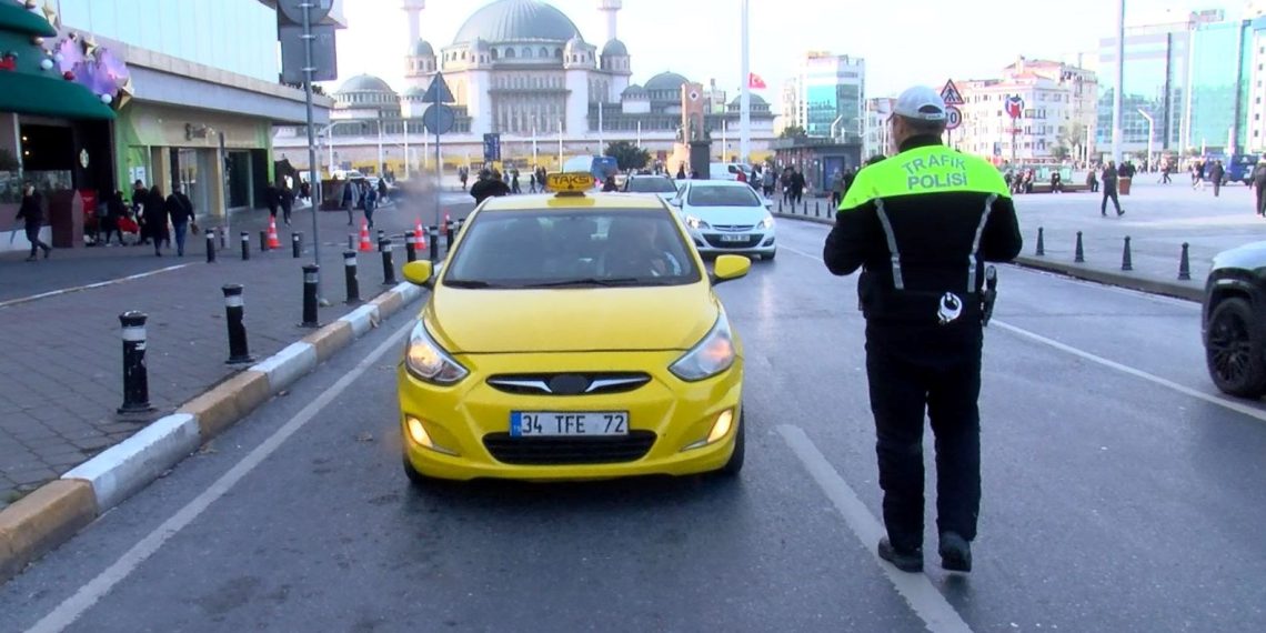 Taksim’de taksicilere yönelik kontrol