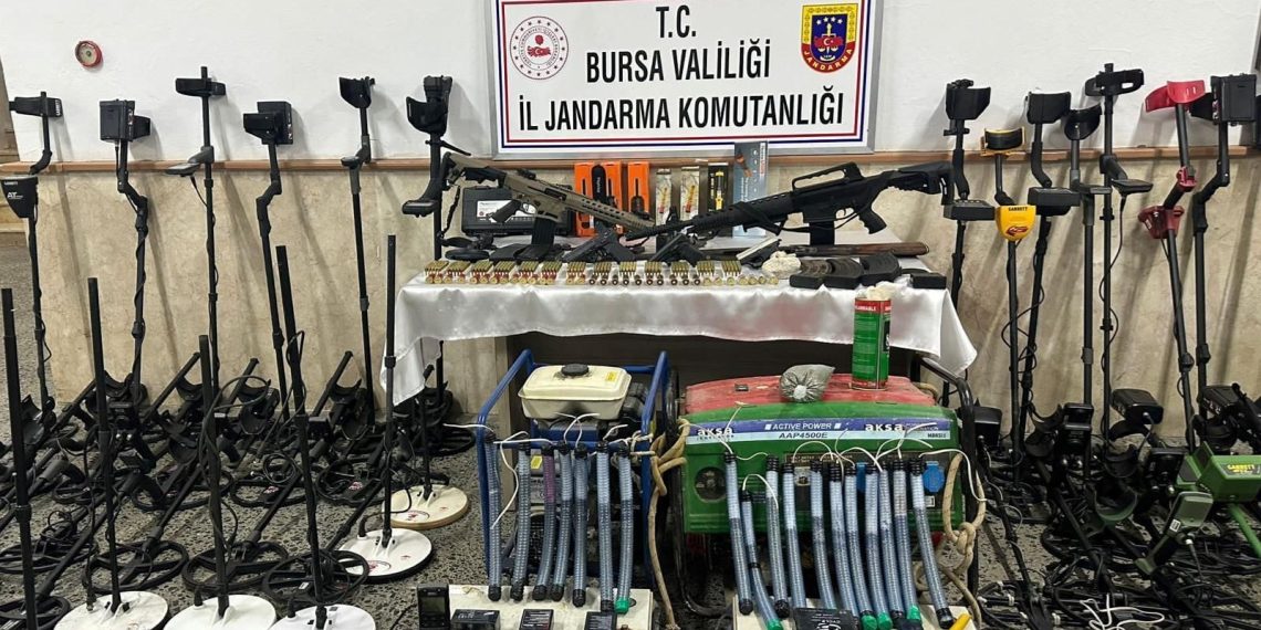 Tarihi eser kaçakçısı baba-oğul-torun yakalandı: 46 sikke ele geçirildi