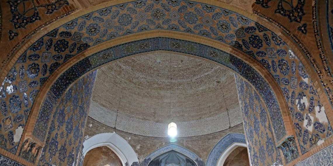 Tebriz’in ismini kendine has mavi çinilerinden alan mescidi: Gök Mescid